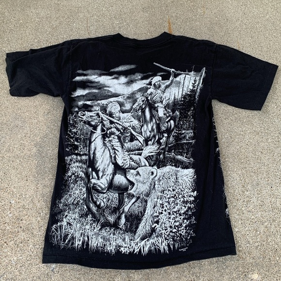 Rugged Tee’s Hunting Pioneers Scene with Bear Double-Sided Graphic T-Shirt Sz M - Picture 5 of 6
